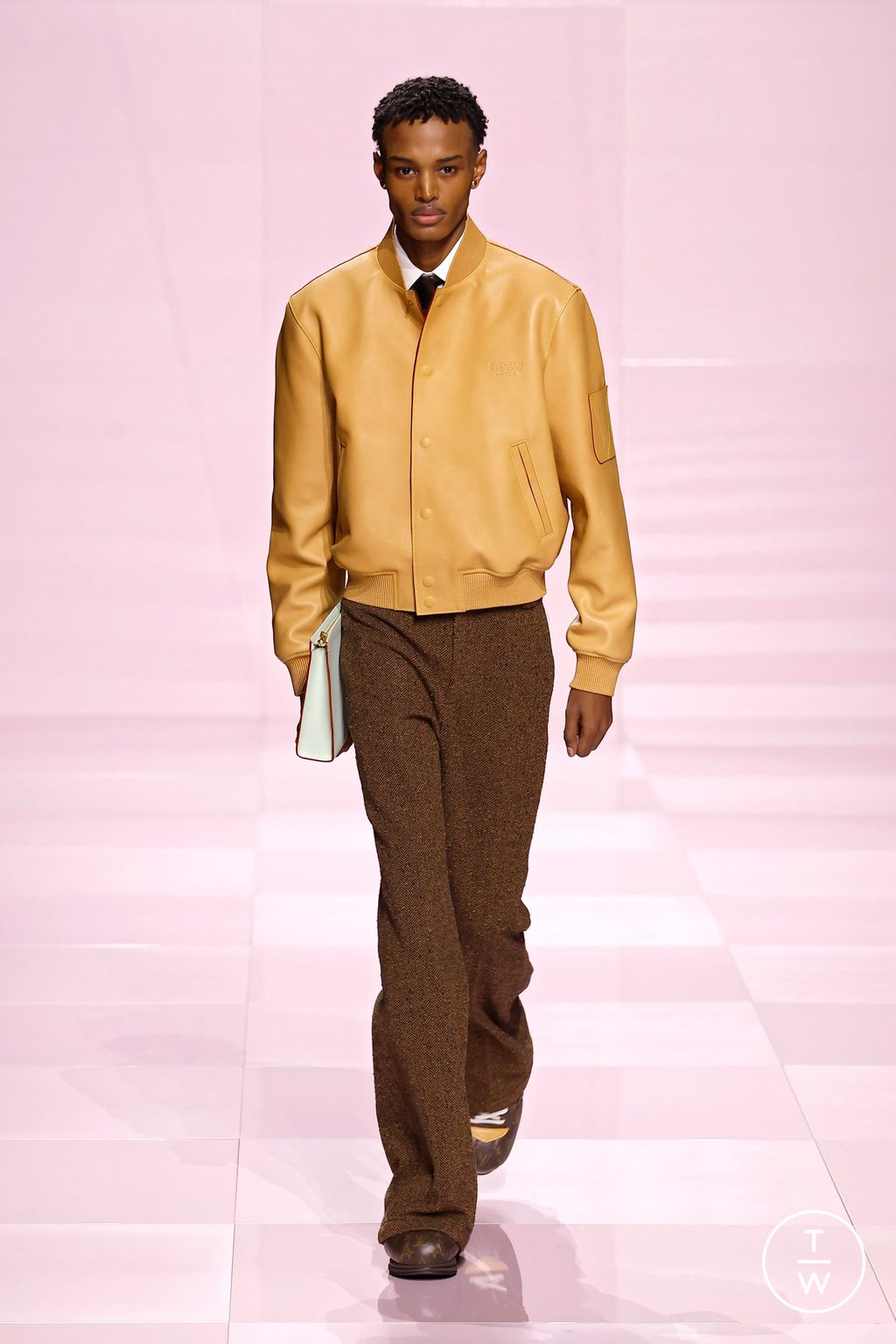 Fashion Week Paris Fall/Winter 2025 look 13 from the Louis Vuitton collection menswear