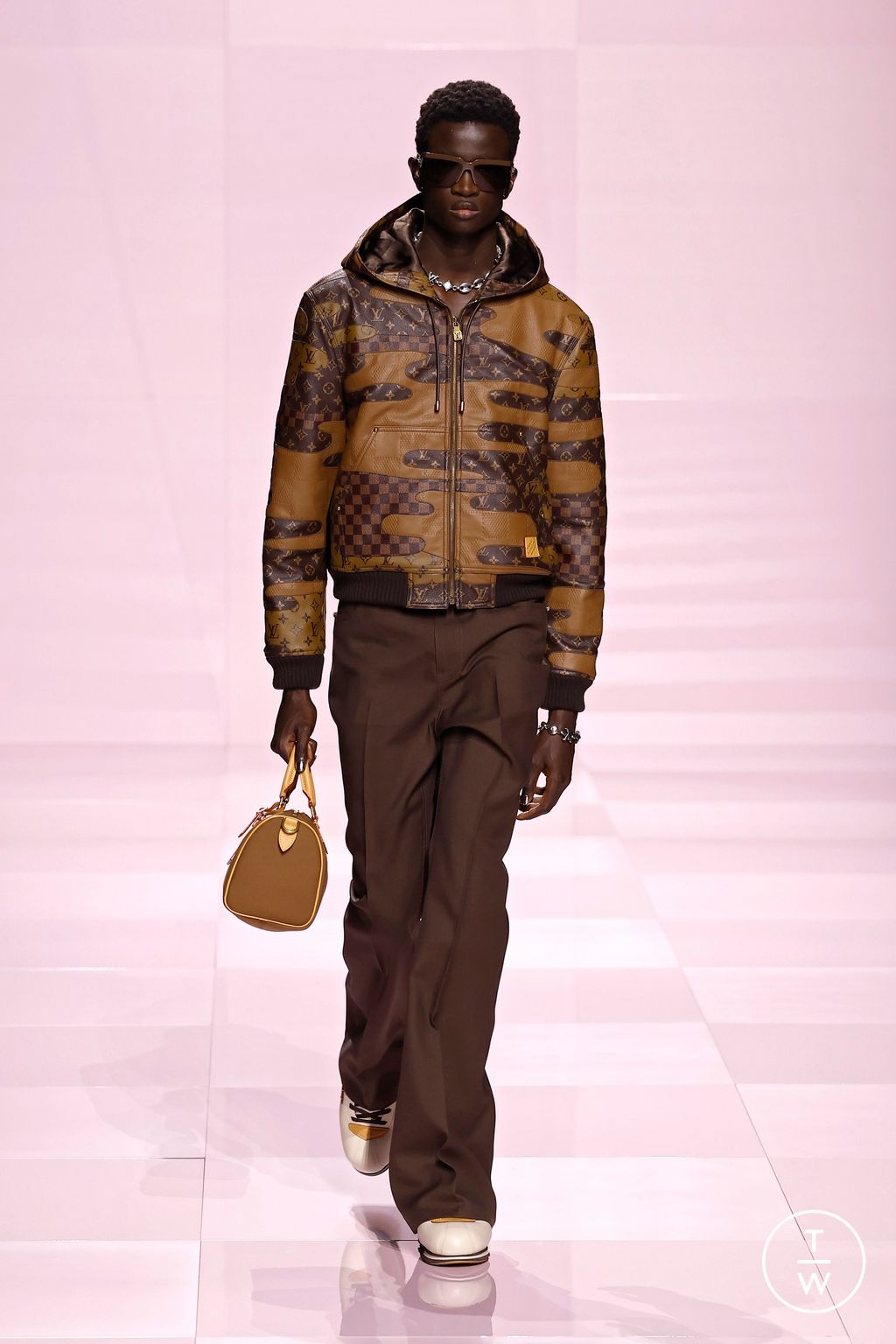 Fashion Week Paris Fall/Winter 2025 look 14 from the Louis Vuitton collection menswear