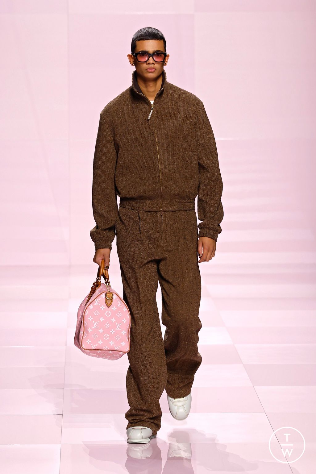 Fashion Week Paris Fall/Winter 2025 look 16 from the Louis Vuitton collection menswear