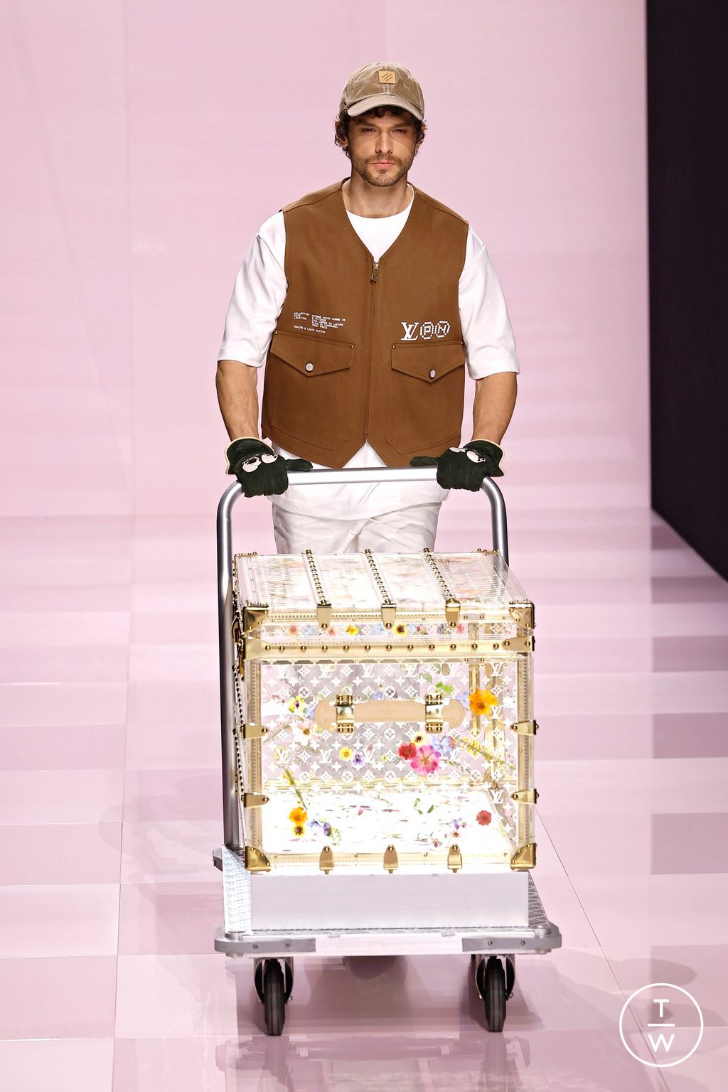 Fashion Week Paris Fall/Winter 2025 look 17 from the Louis Vuitton collection menswear