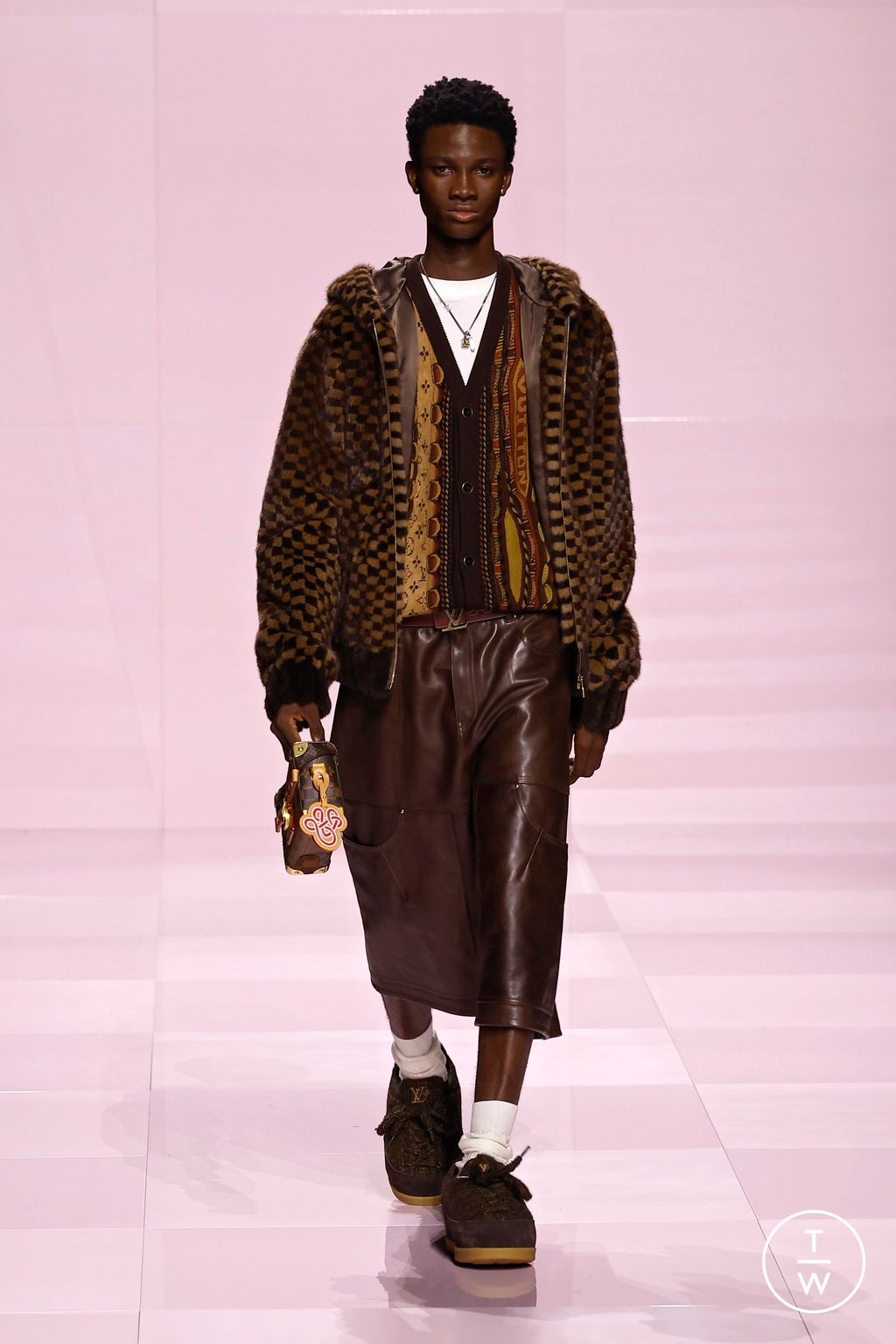 Fashion Week Paris Fall/Winter 2025 look 18 from the Louis Vuitton collection 男装