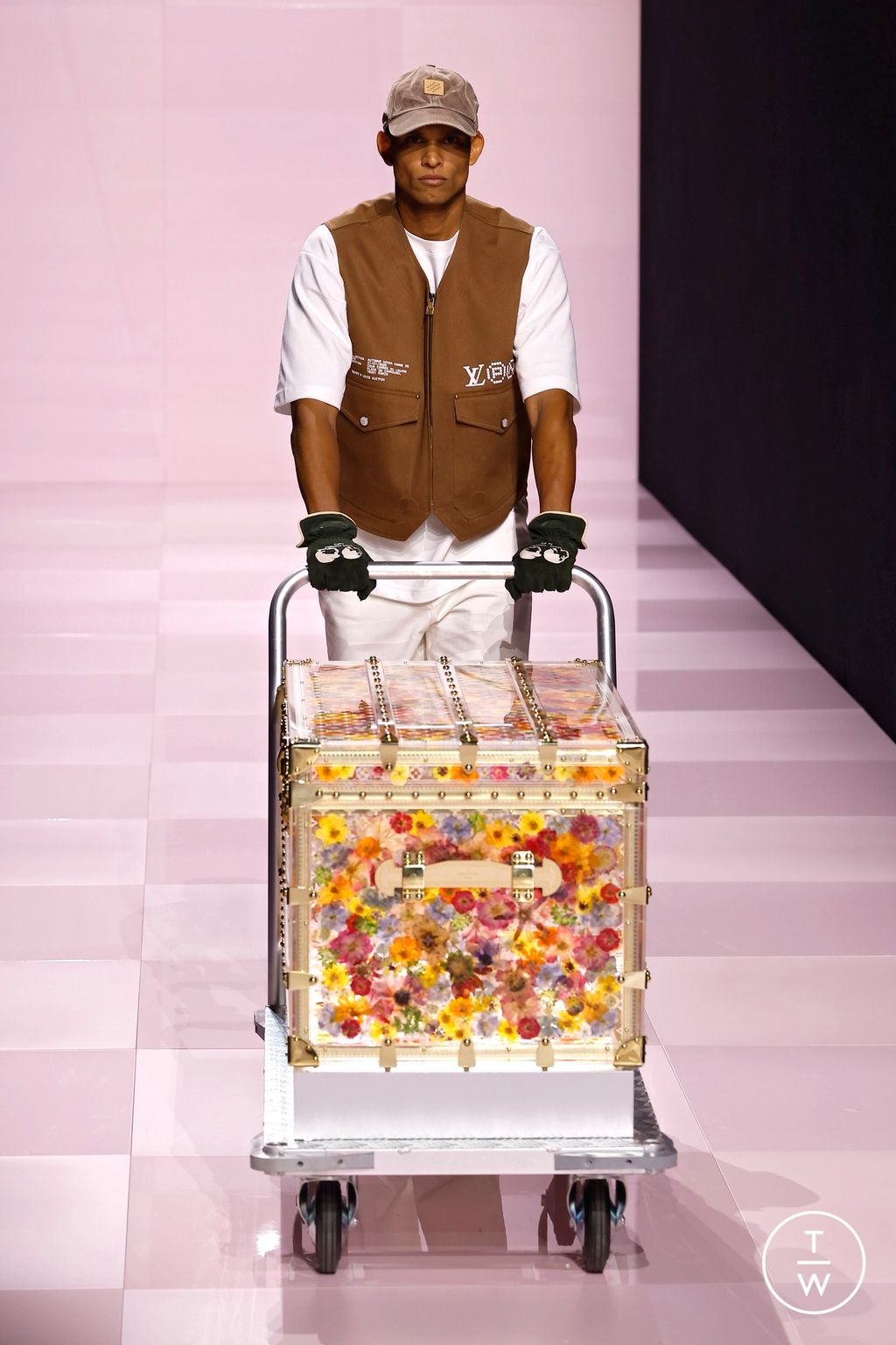 Fashion Week Paris Fall/Winter 2025 look 19 from the Louis Vuitton collection menswear
