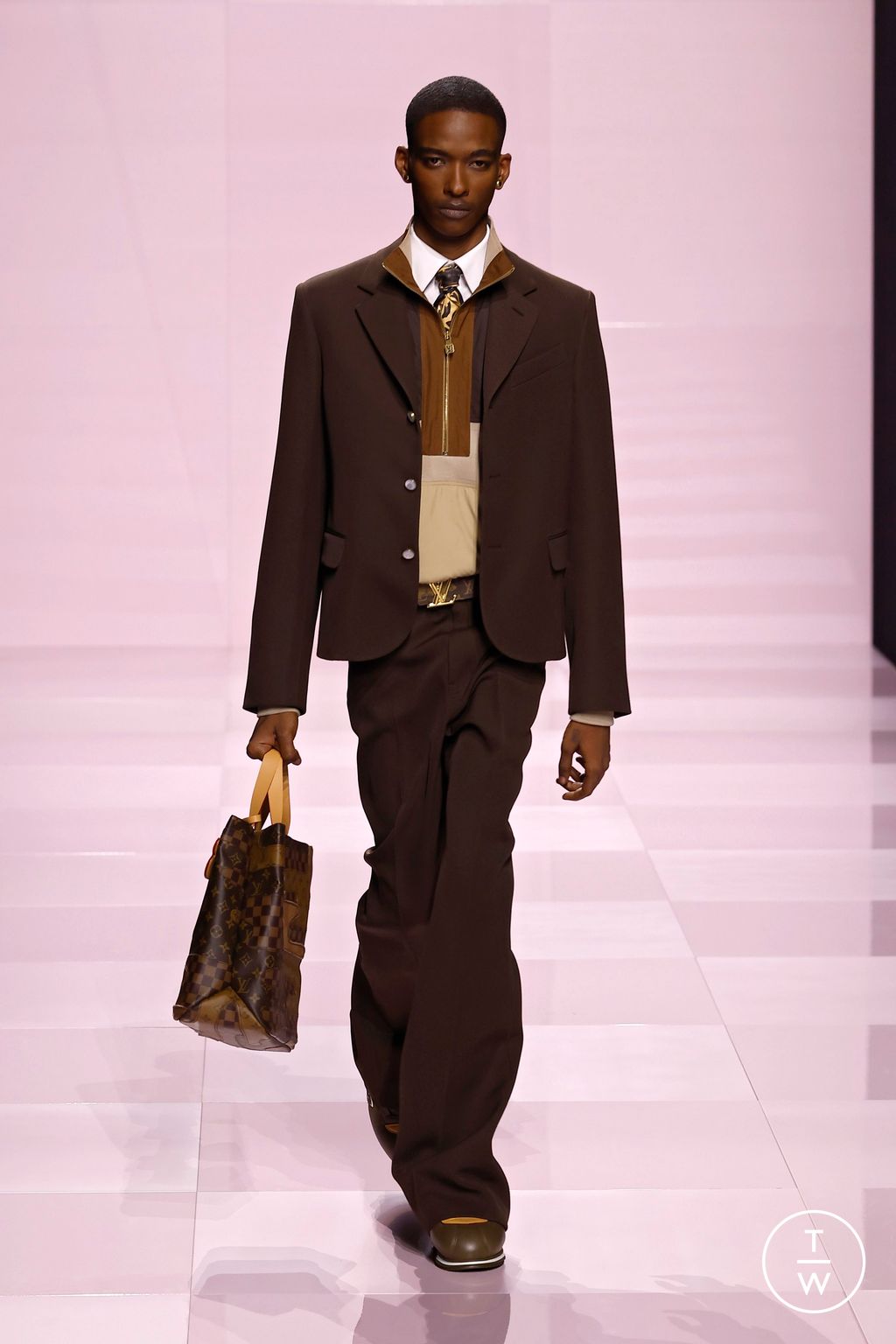 Fashion Week Paris Fall/Winter 2025 look 21 from the Louis Vuitton collection menswear