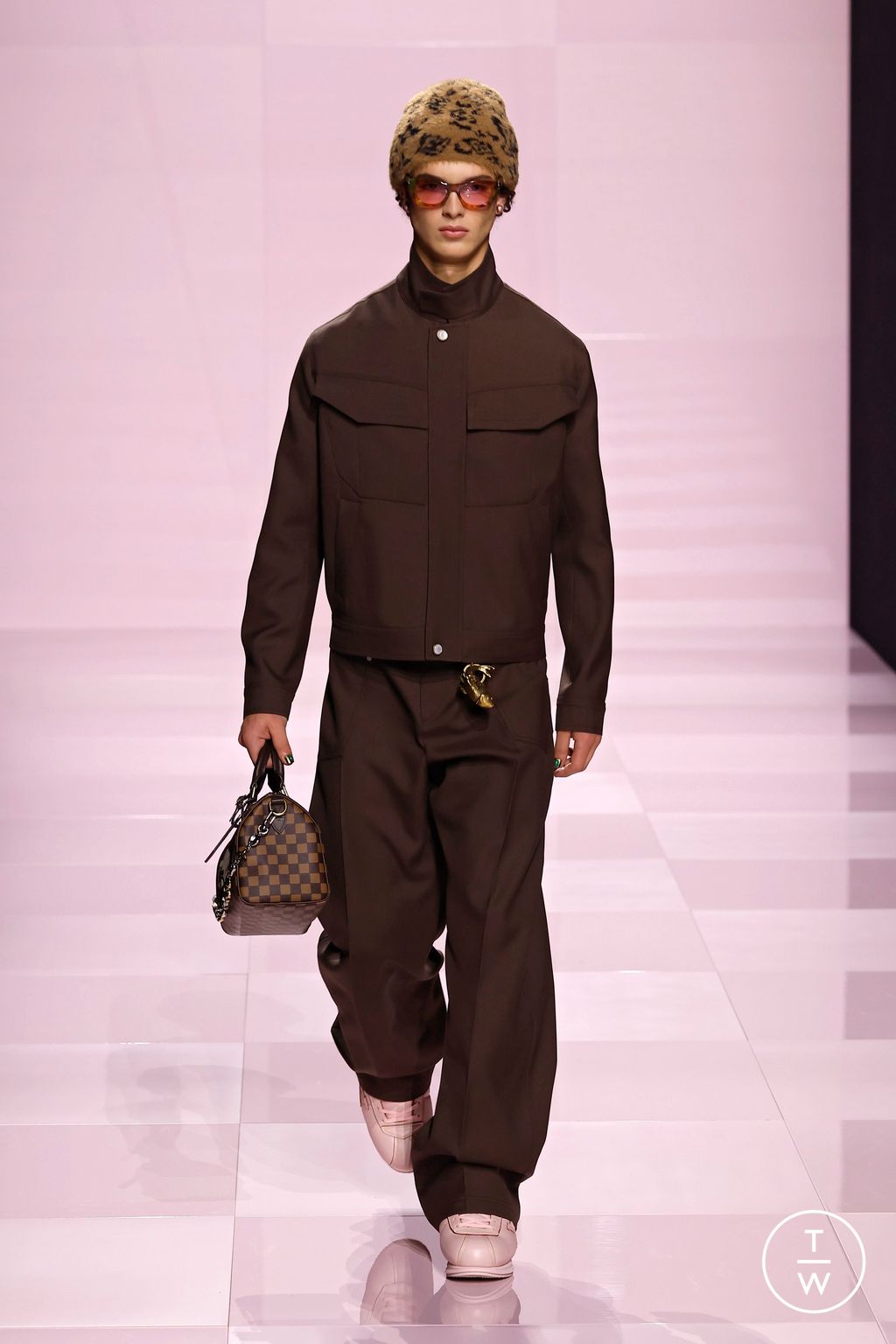 Fashion Week Paris Fall/Winter 2025 look 23 from the Louis Vuitton collection menswear