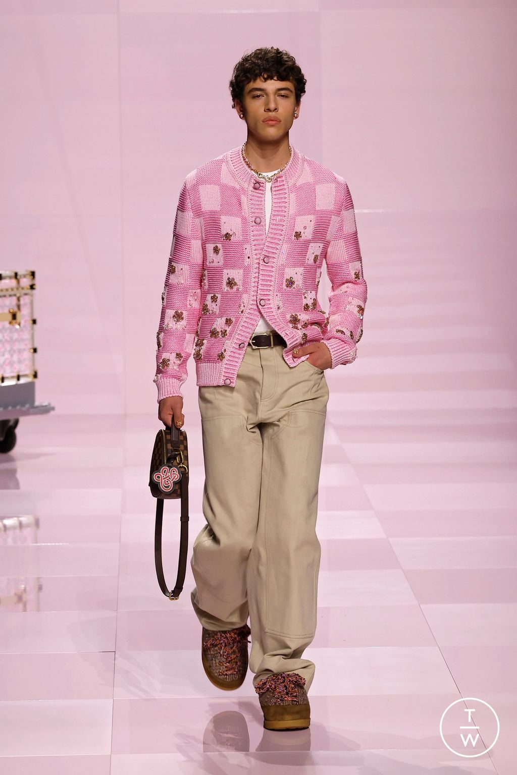 Fashion Week Paris Fall/Winter 2025 look 24 from the Louis Vuitton collection menswear