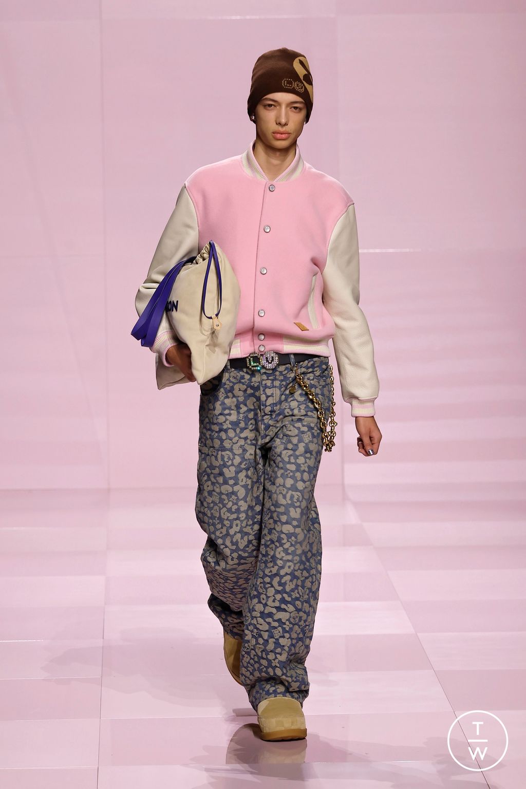 Fashion Week Paris Fall/Winter 2025 look 26 from the Louis Vuitton collection menswear