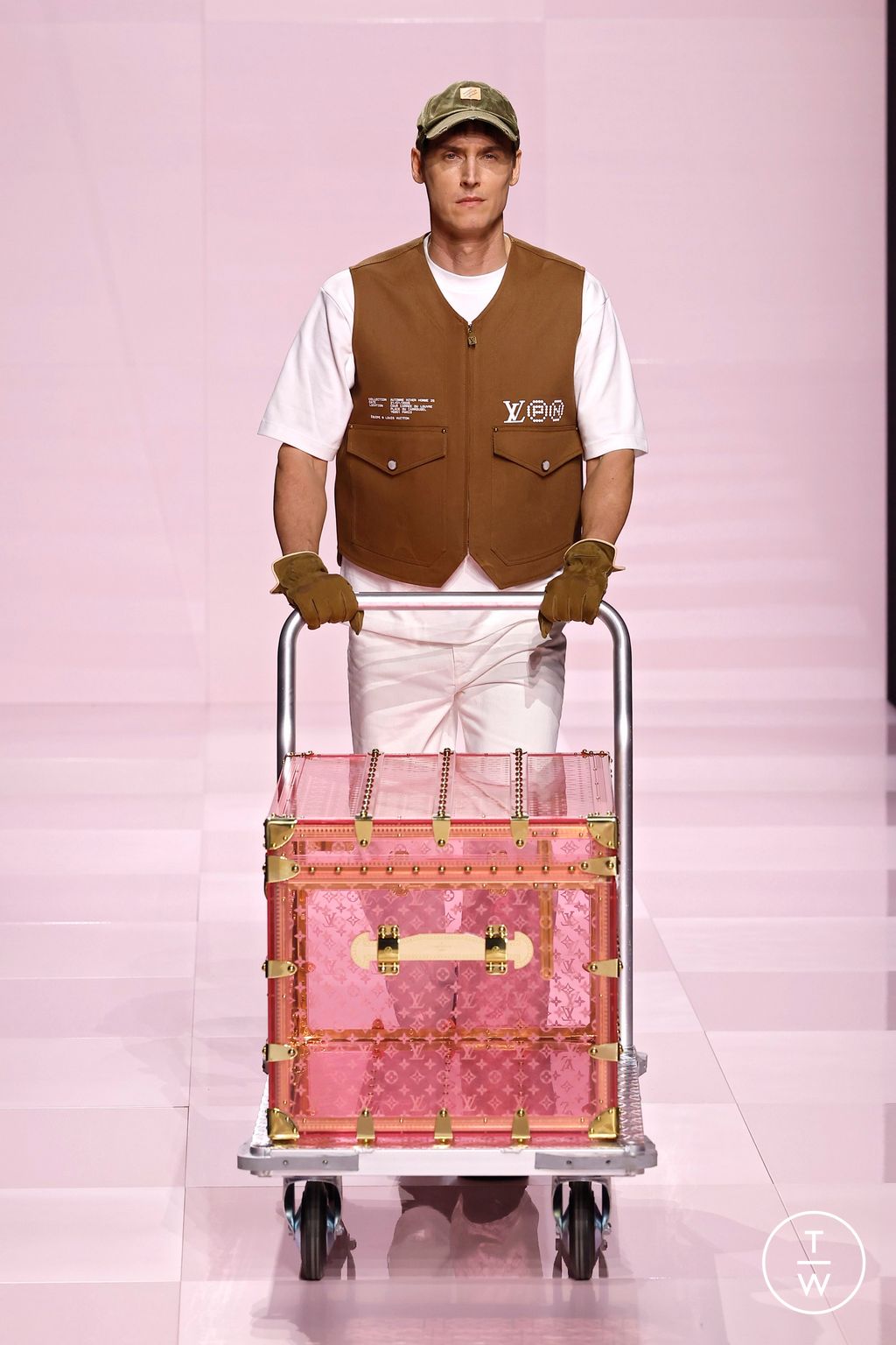 Fashion Week Paris Fall/Winter 2025 look 27 from the Louis Vuitton collection menswear