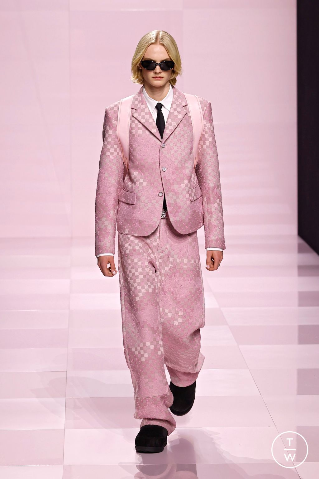 Fashion Week Paris Fall/Winter 2025 look 29 from the Louis Vuitton collection menswear
