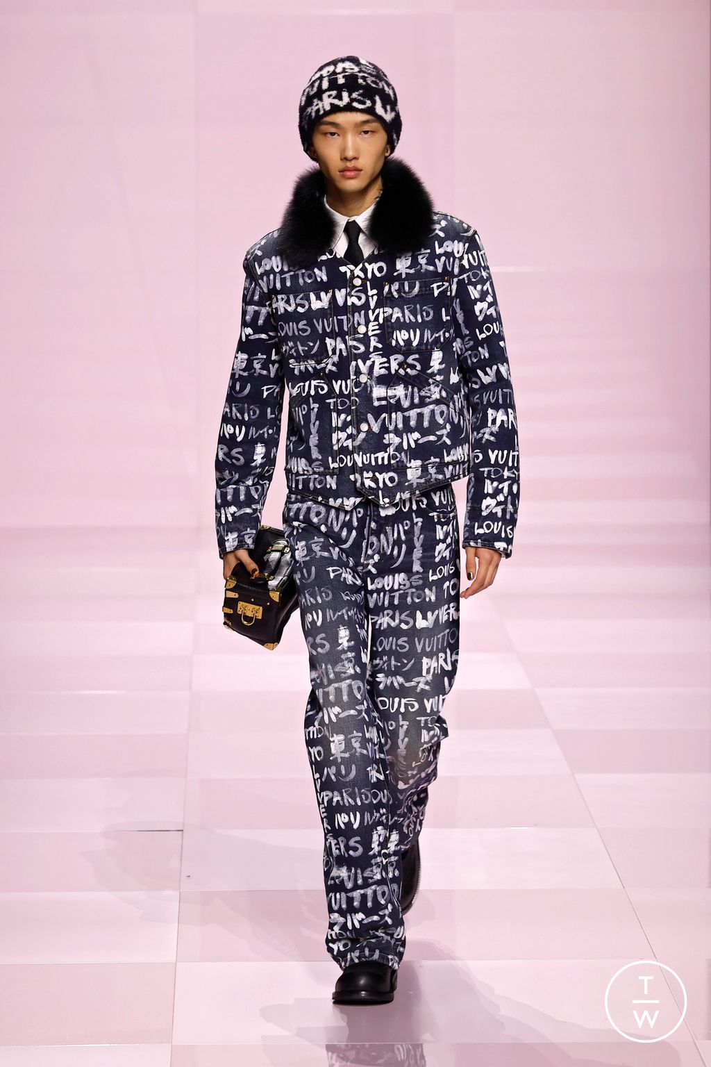 Fashion Week Paris Fall/Winter 2025 look 32 from the Louis Vuitton collection menswear