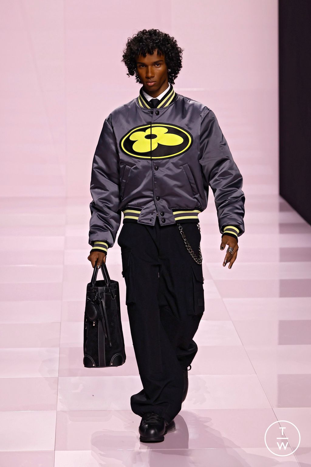 Fashion Week Paris Fall/Winter 2025 look 33 from the Louis Vuitton collection menswear