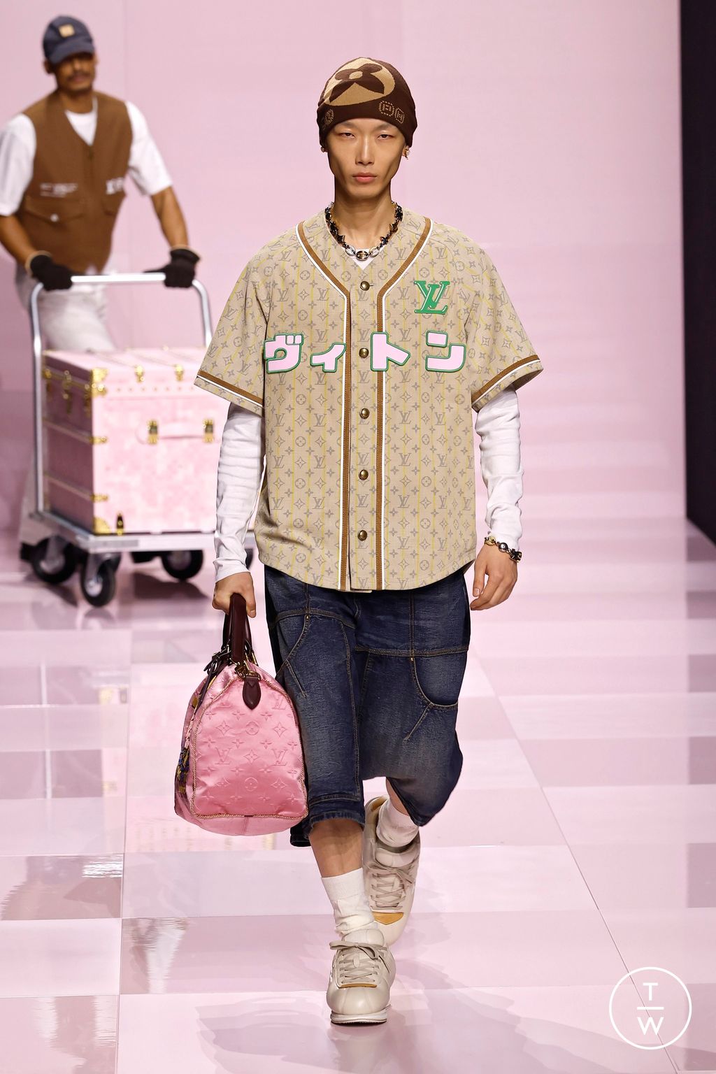 Fashion Week Paris Fall/Winter 2025 look 34 from the Louis Vuitton collection menswear