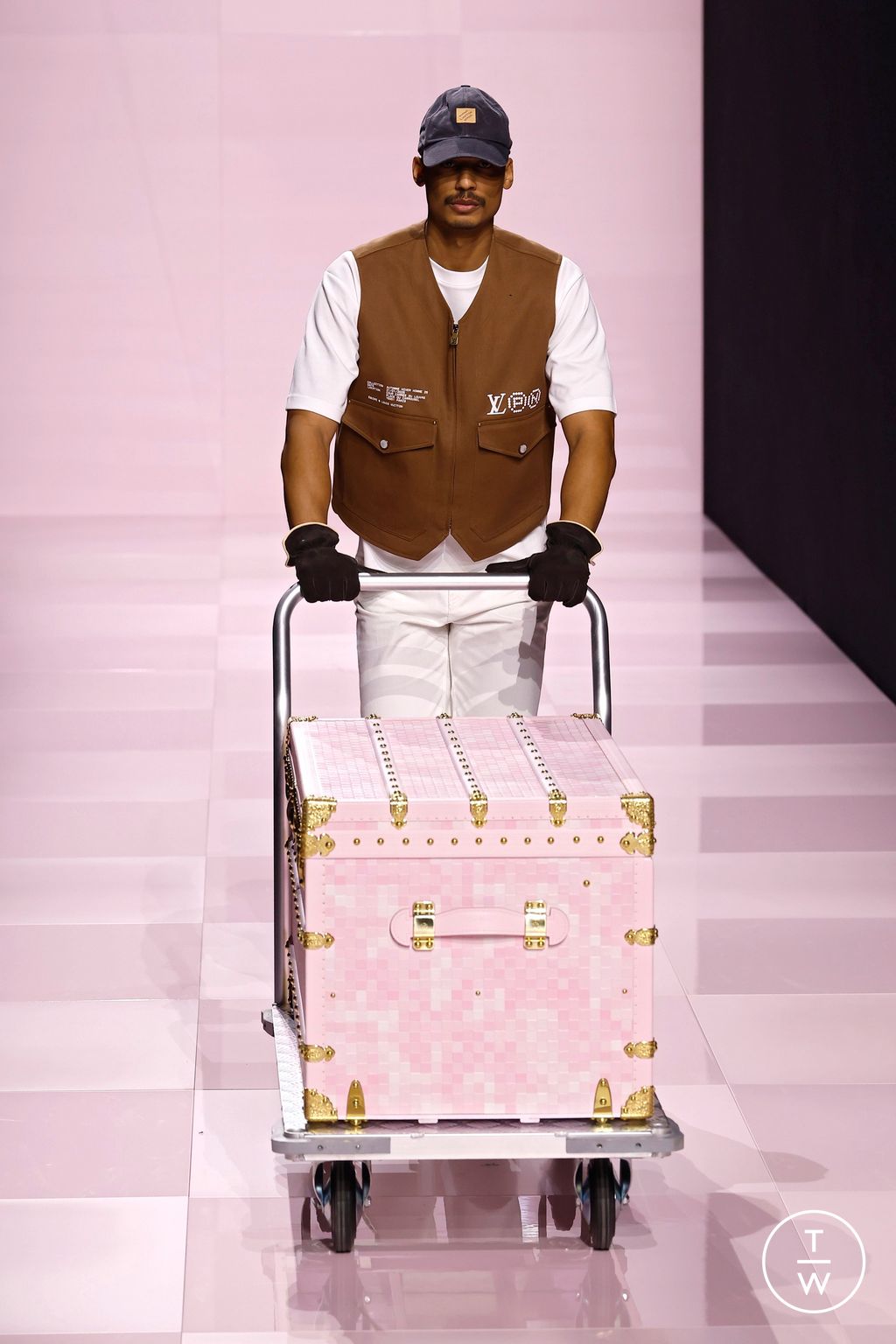 Fashion Week Paris Fall/Winter 2025 look 35 from the Louis Vuitton collection menswear