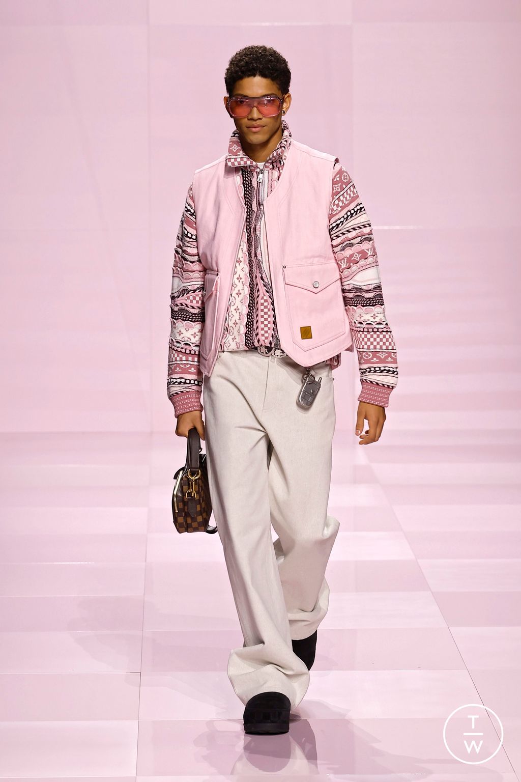 Fashion Week Paris Fall/Winter 2025 look 37 from the Louis Vuitton collection menswear