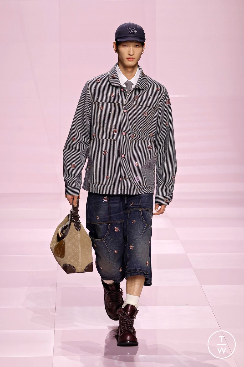 Fashion Week Paris Fall/Winter 2025 look 38 from the Louis Vuitton collection menswear