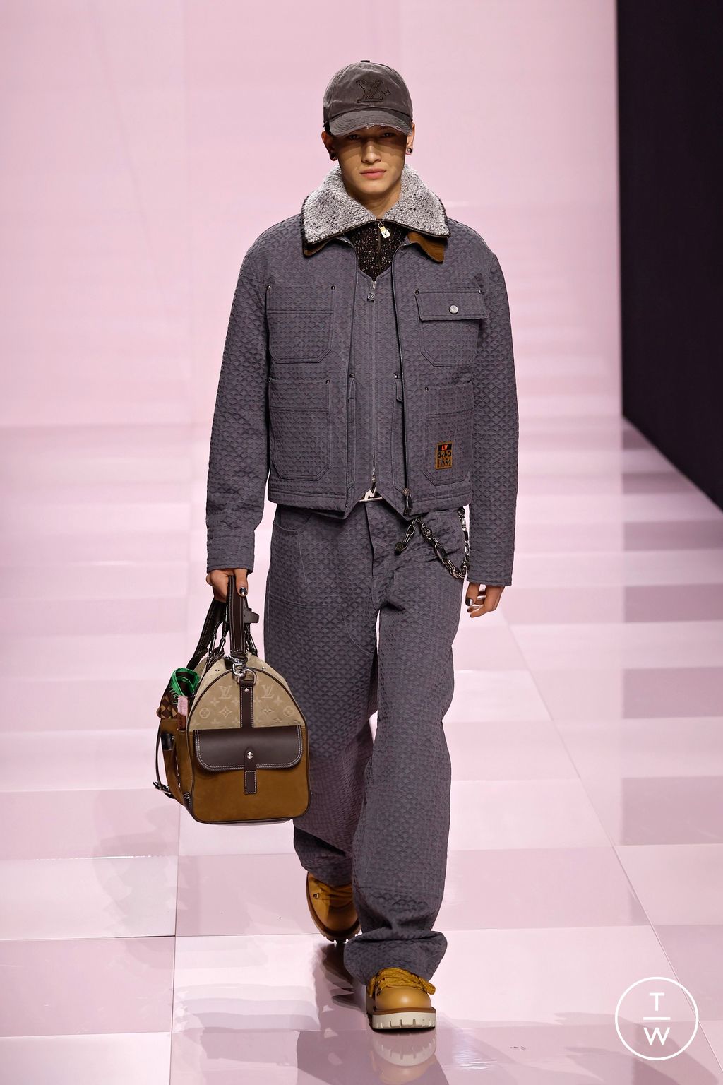 Fashion Week Paris Fall/Winter 2025 look 39 from the Louis Vuitton collection menswear