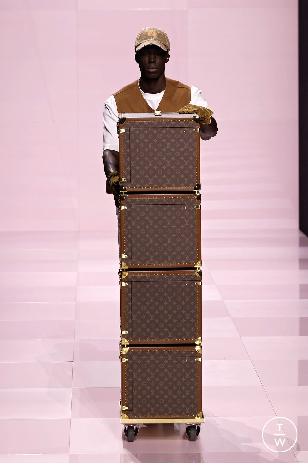 Fashion Week Paris Fall/Winter 2025 look 41 from the Louis Vuitton collection menswear