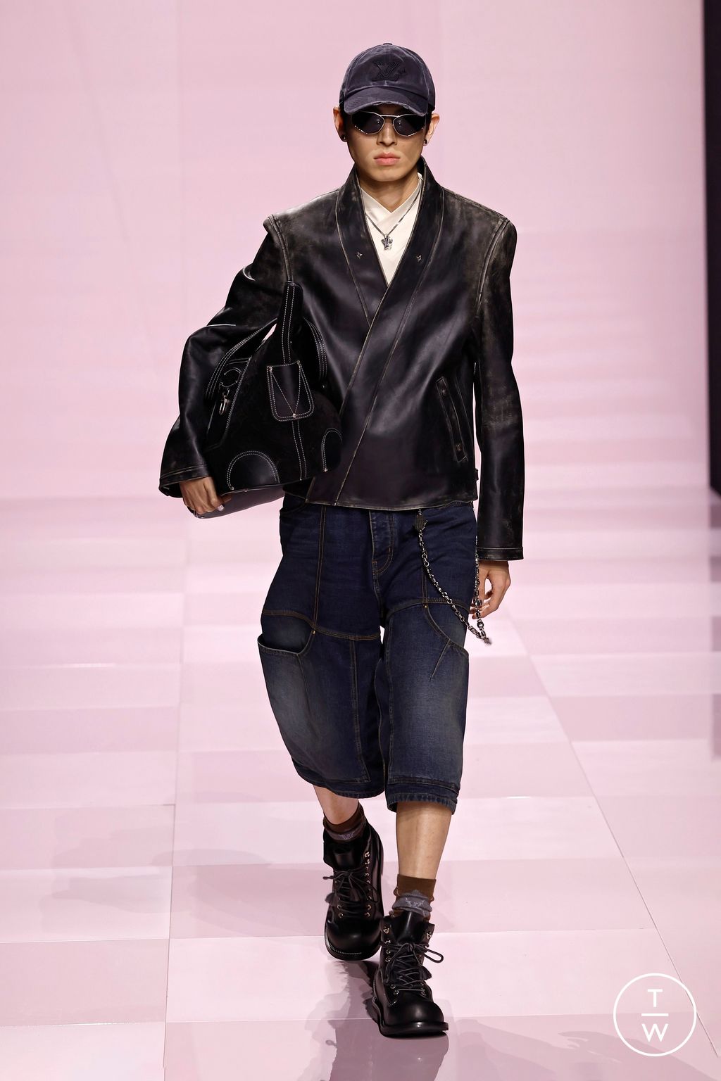 Fashion Week Paris Fall/Winter 2025 look 43 from the Louis Vuitton collection menswear