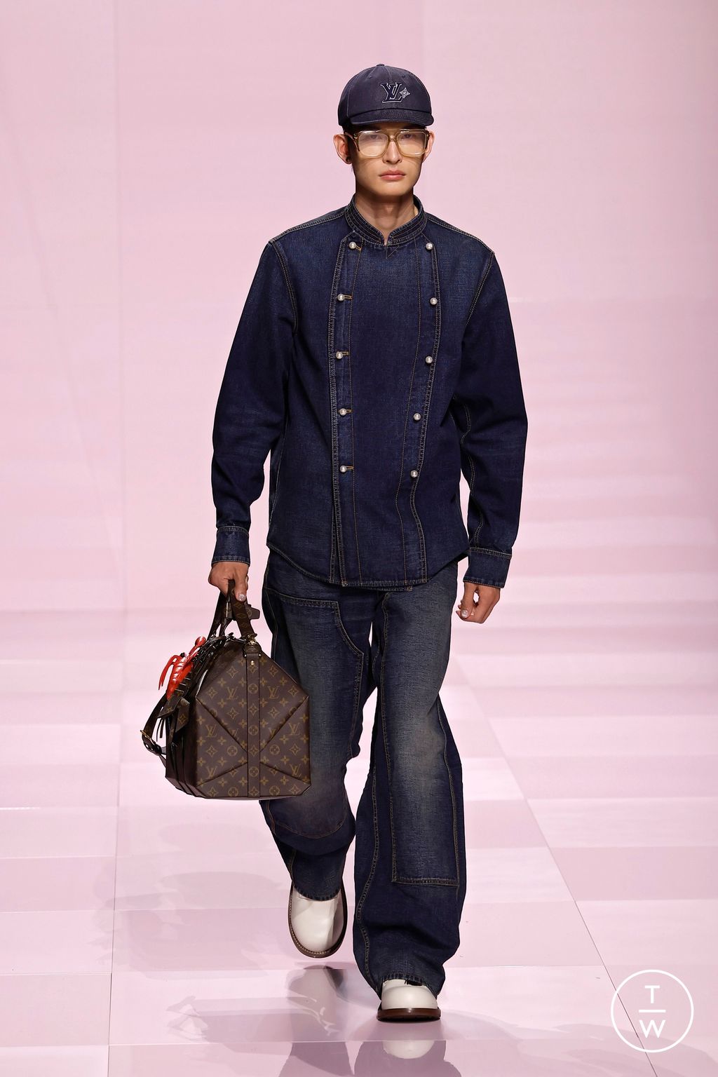 Fashion Week Paris Fall/Winter 2025 look 44 from the Louis Vuitton collection menswear