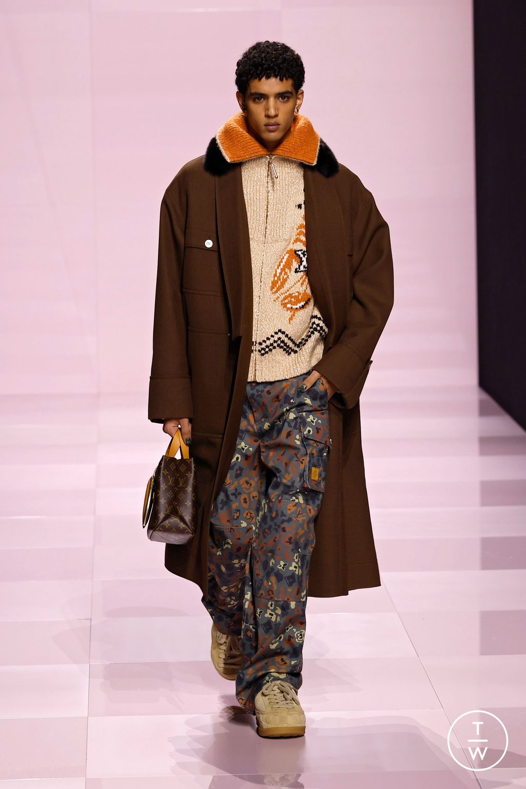 Fashion Week Paris Fall/Winter 2025 look 46 from the Louis Vuitton collection menswear