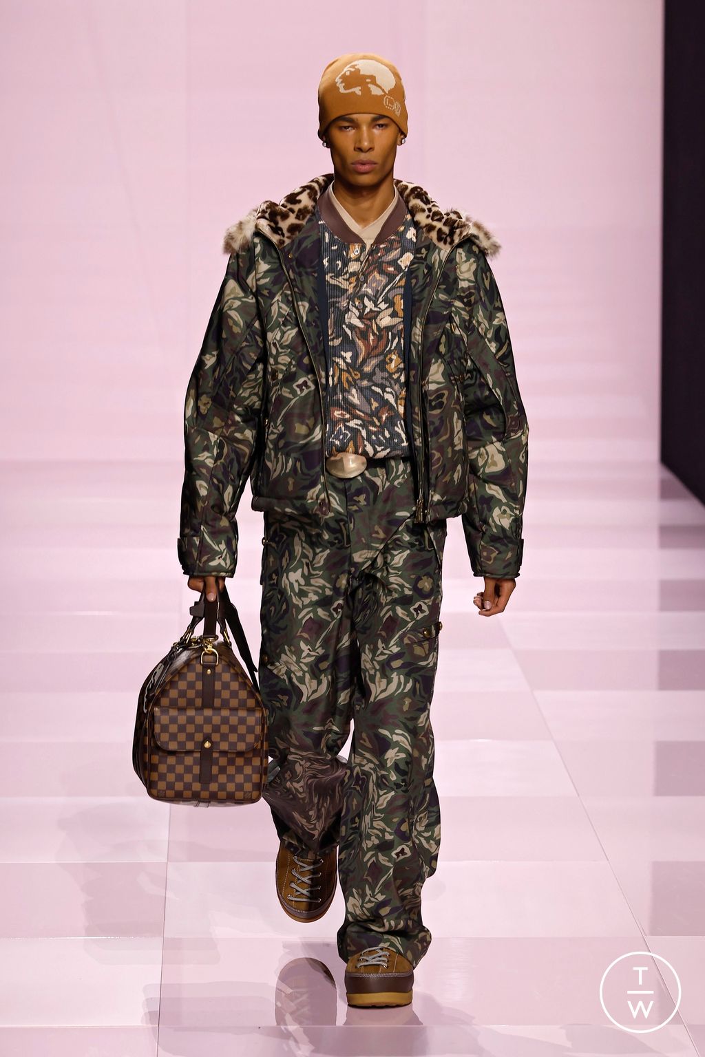 Fashion Week Paris Fall/Winter 2025 look 49 from the Louis Vuitton collection menswear