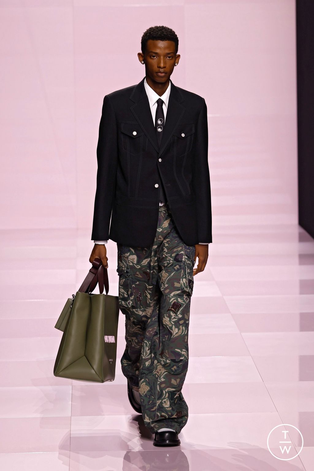 Fashion Week Paris Fall/Winter 2025 look 51 from the Louis Vuitton collection menswear