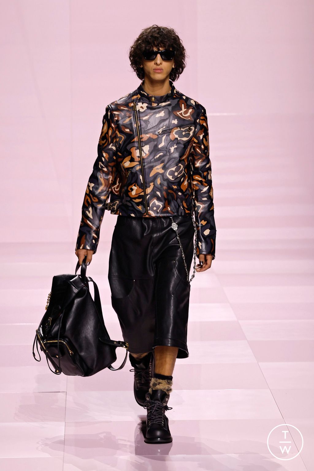 Fashion Week Paris Fall/Winter 2025 look 53 from the Louis Vuitton collection menswear