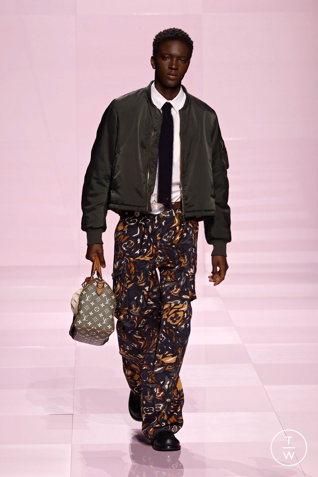 Fashion Week Paris Fall/Winter 2025 look 54 from the Louis Vuitton collection menswear