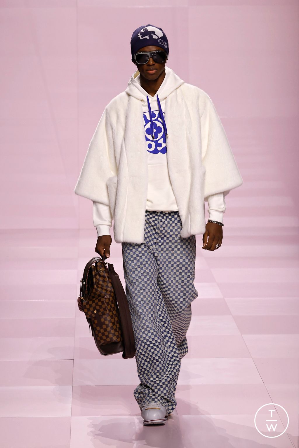 Fashion Week Paris Fall/Winter 2025 look 59 from the Louis Vuitton collection menswear