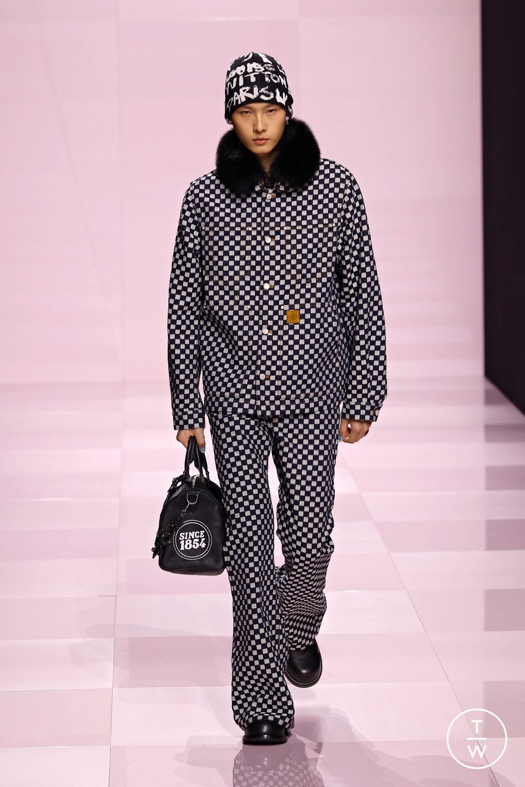 Fashion Week Paris Fall/Winter 2025 look 61 from the Louis Vuitton collection menswear