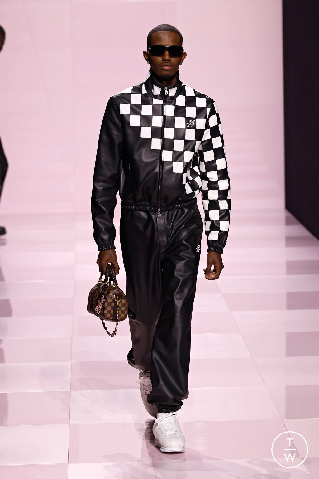 Fashion Week Paris Fall/Winter 2025 look 62 from the Louis Vuitton collection menswear