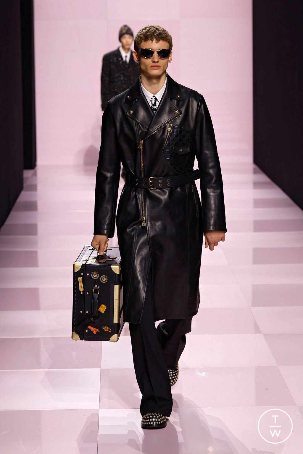 Fashion Week Paris Fall/Winter 2025 look 65 from the Louis Vuitton collection menswear