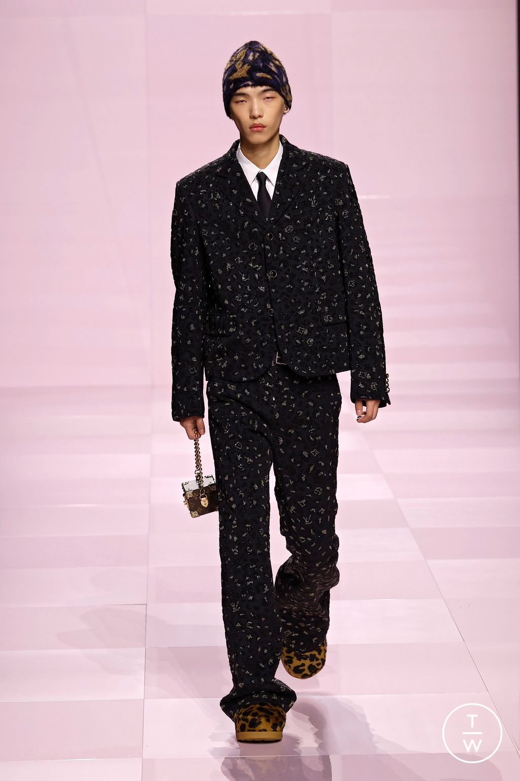Fashion Week Paris Fall/Winter 2025 look 66 from the Louis Vuitton collection menswear