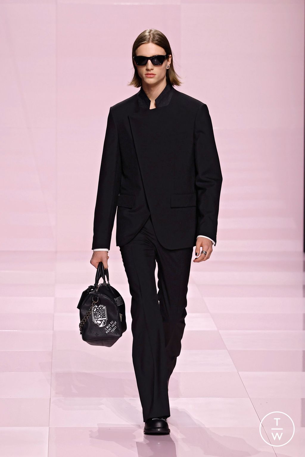 Fashion Week Paris Fall/Winter 2025 look 68 from the Louis Vuitton collection menswear