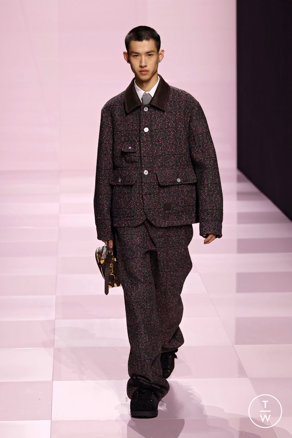 Fashion Week Paris Fall/Winter 2025 look 69 from the Louis Vuitton collection menswear