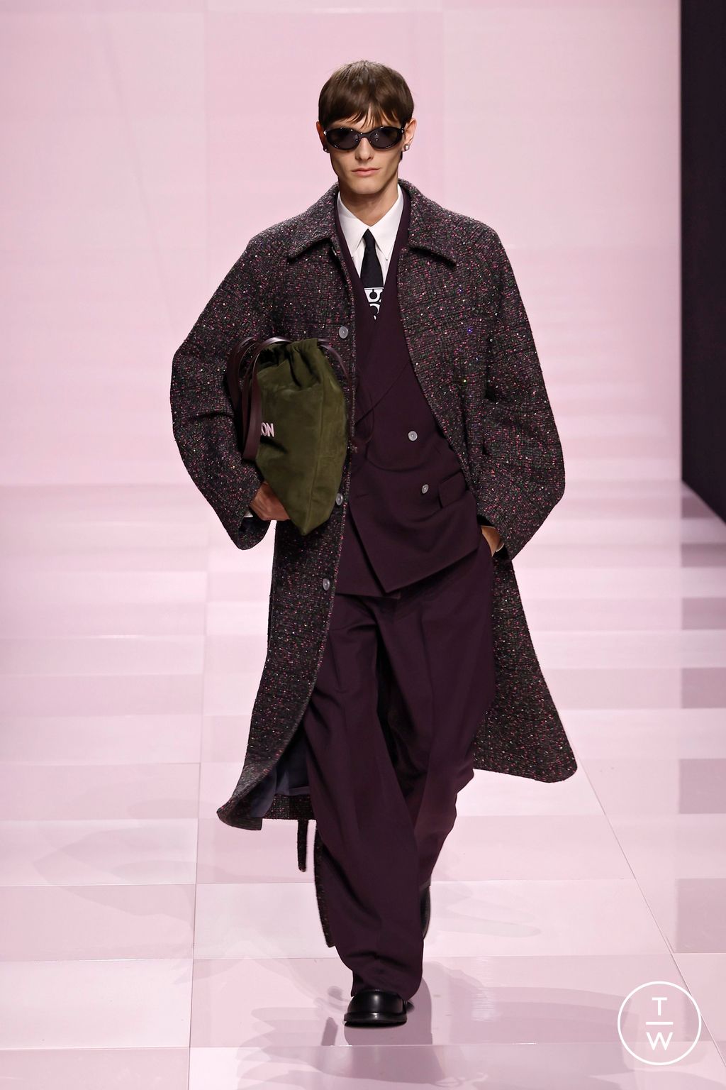 Fashion Week Paris Fall/Winter 2025 look 71 from the Louis Vuitton collection menswear