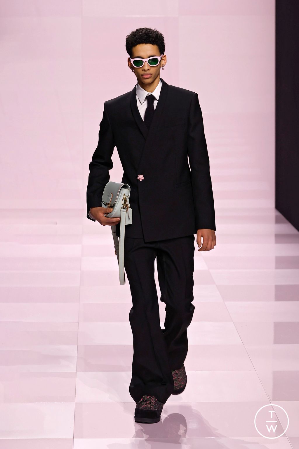 Fashion Week Paris Fall/Winter 2025 look 72 from the Louis Vuitton collection menswear