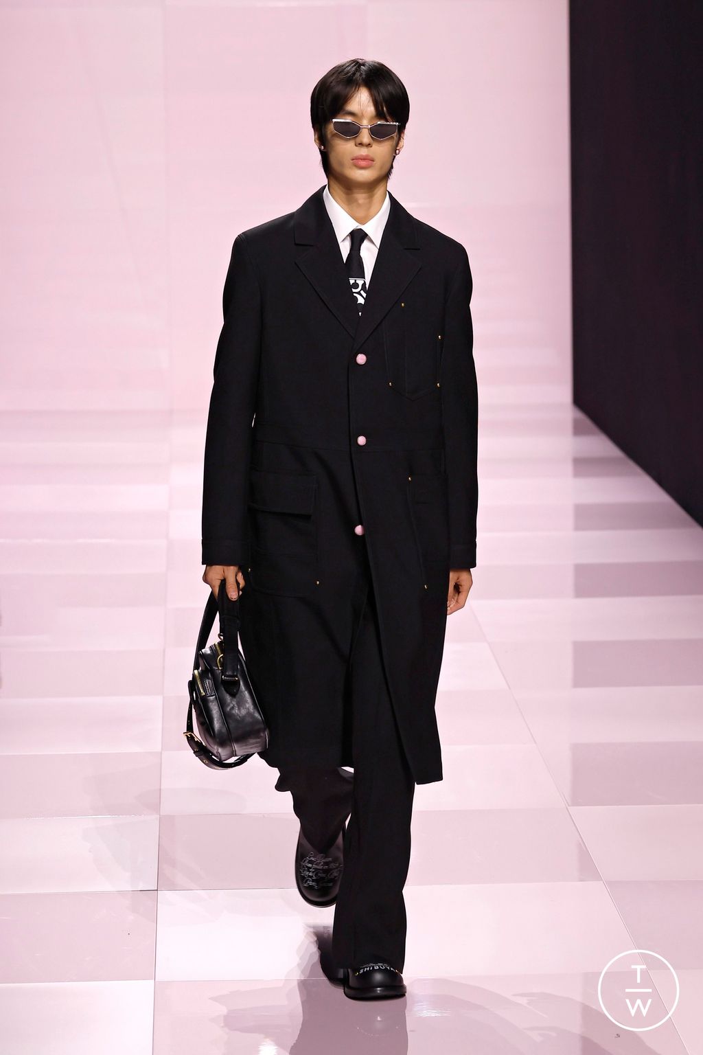 Fashion Week Paris Fall/Winter 2025 look 74 from the Louis Vuitton collection menswear
