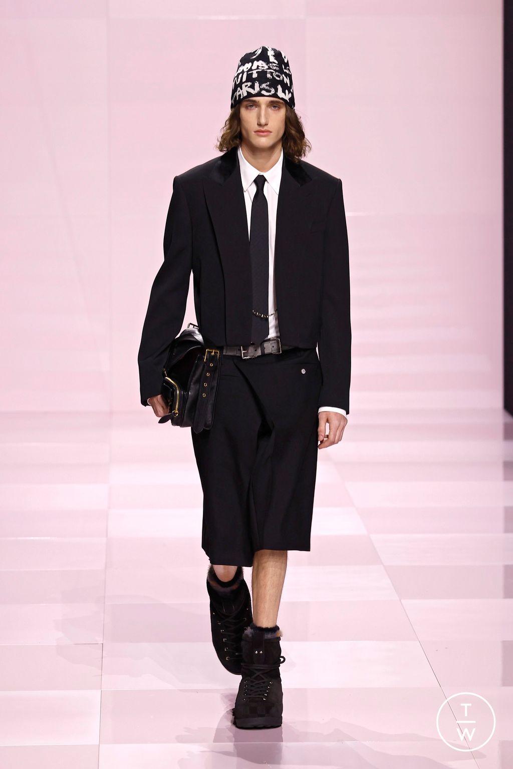 Fashion Week Paris Fall/Winter 2025 look 75 from the Louis Vuitton collection menswear