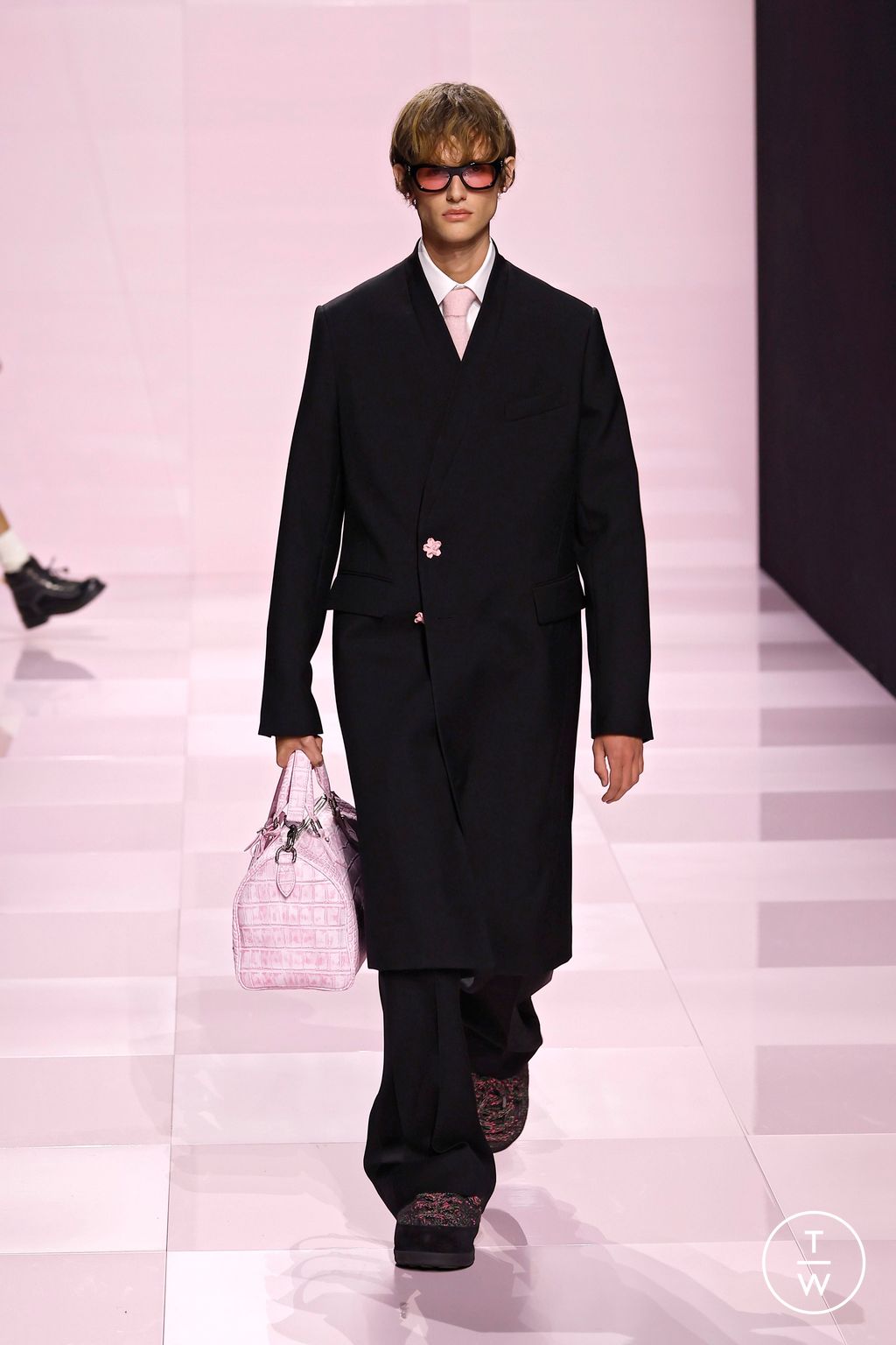 Fashion Week Paris Fall/Winter 2025 look 76 from the Louis Vuitton collection menswear