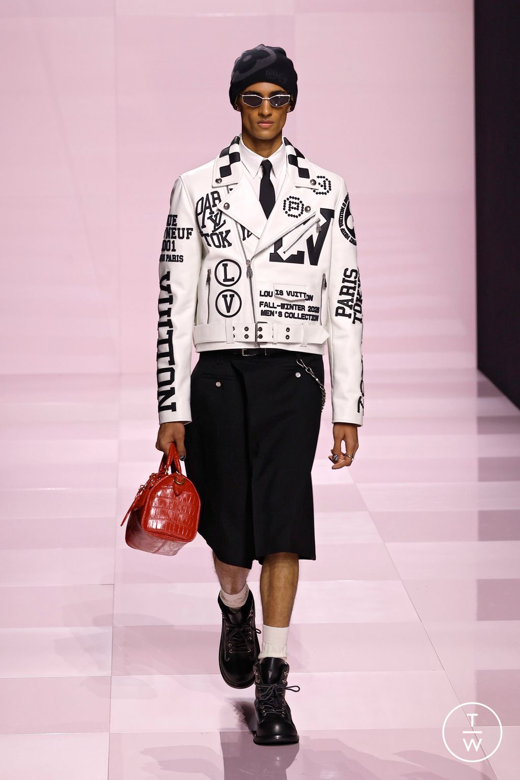Fashion Week Paris Fall/Winter 2025 look 77 from the Louis Vuitton collection menswear