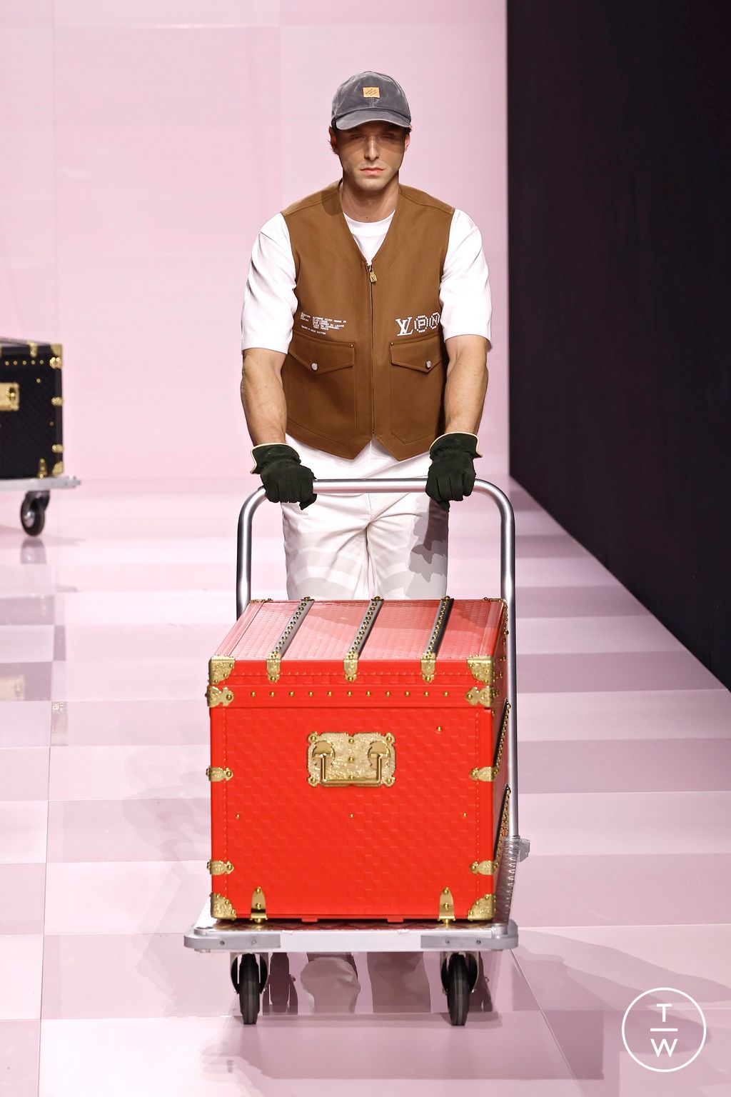 Fashion Week Paris Fall/Winter 2025 look 79 from the Louis Vuitton collection menswear