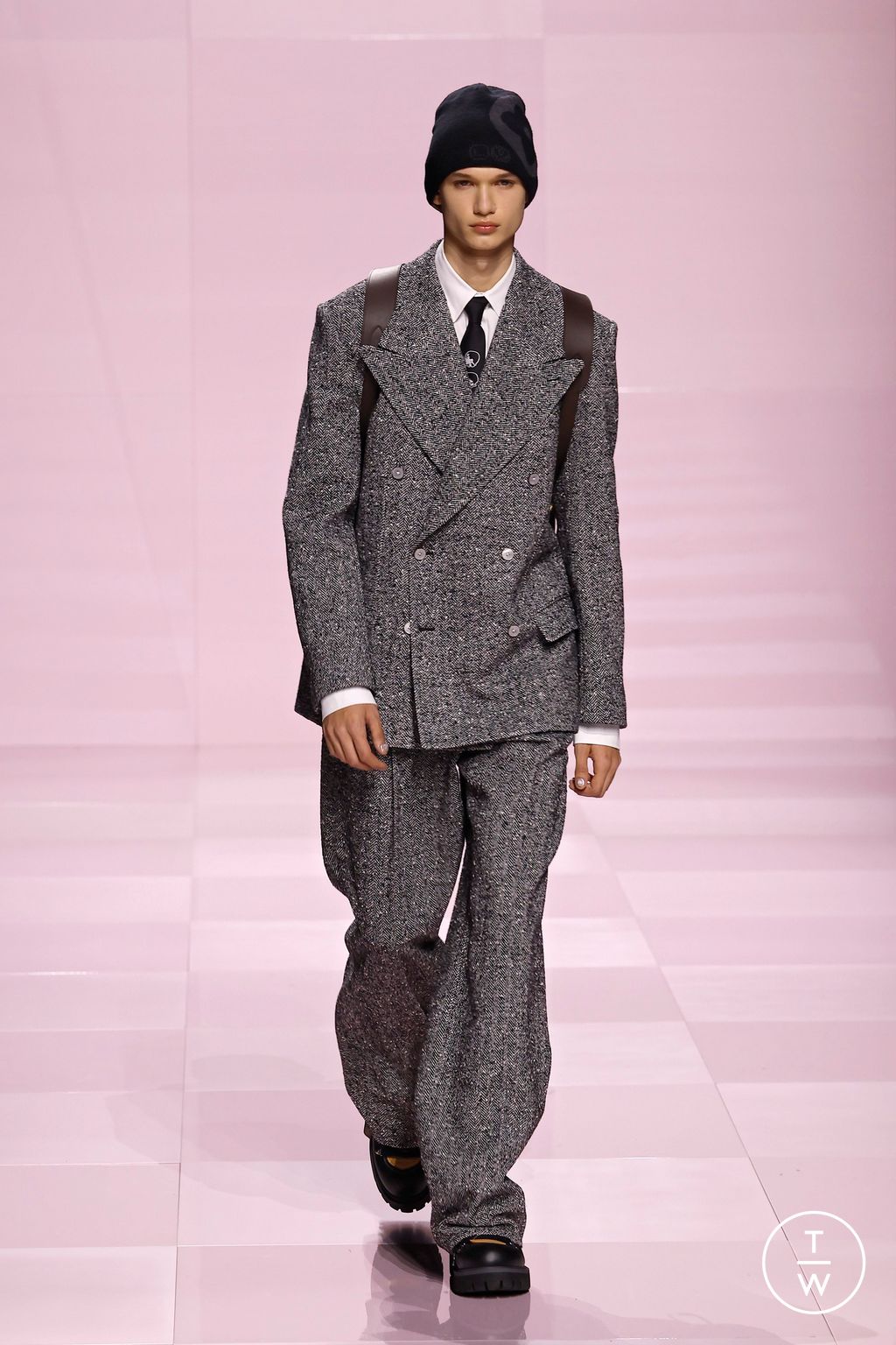 Fashion Week Paris Fall/Winter 2025 look 81 from the Louis Vuitton collection menswear