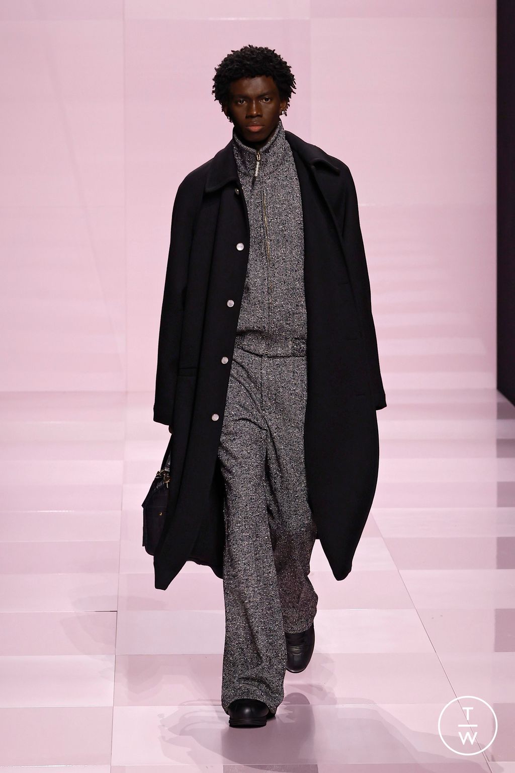 Fashion Week Paris Fall/Winter 2025 look 82 from the Louis Vuitton collection menswear