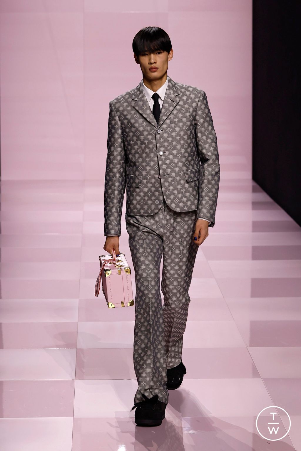 Fashion Week Paris Fall/Winter 2025 look 84 from the Louis Vuitton collection menswear