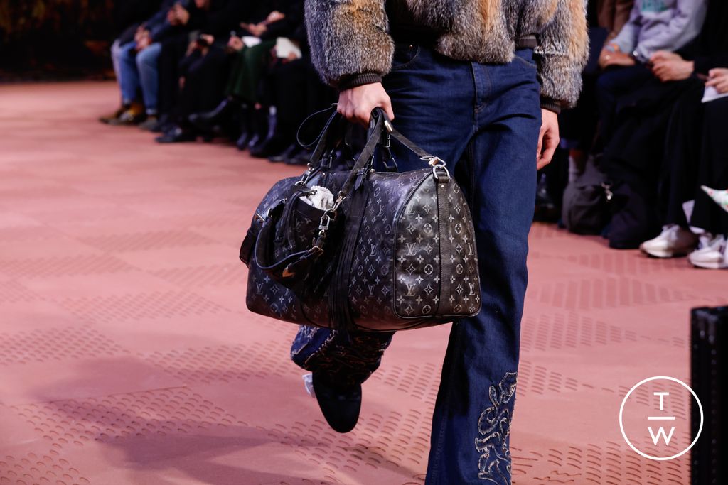 Fashion Week Paris Fall/Winter 2024 look 1 from the Louis Vuitton collection 男装配饰