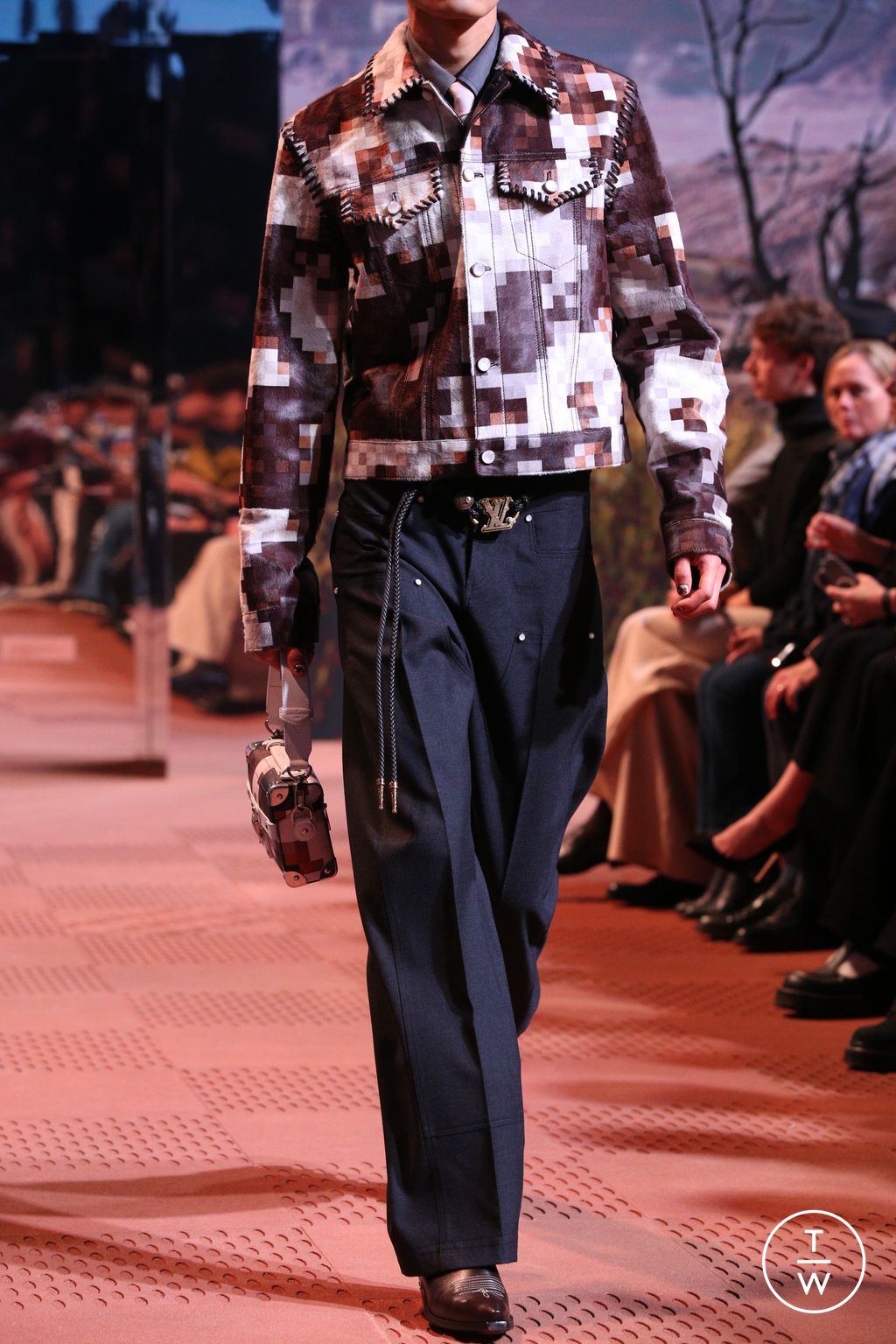 Fashion Week Paris Fall/Winter 2024 look 49 from the Louis Vuitton collection menswear accessories
