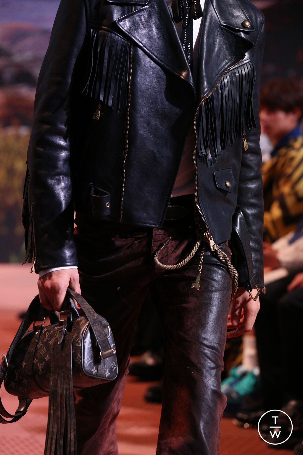 Fashion Week Paris Fall/Winter 2024 look 4 from the Louis Vuitton collection 男装配饰