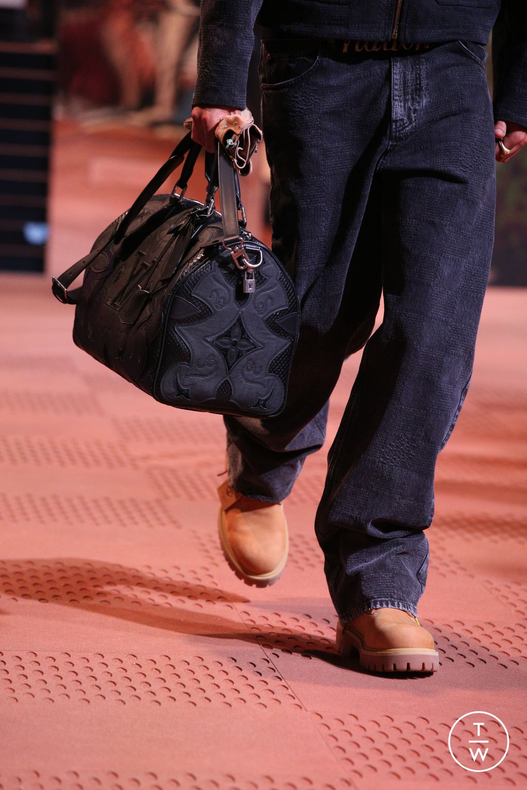 Fashion Week Paris Fall/Winter 2024 look 7 from the Louis Vuitton collection menswear accessories