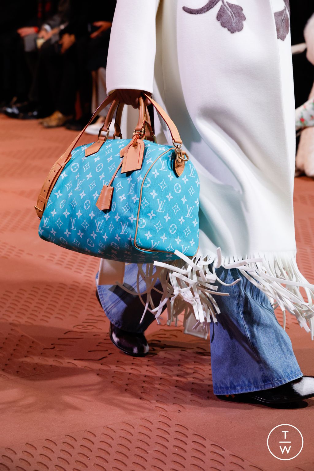 Fashion Week Paris Fall/Winter 2024 look 10 de la collection Louis Vuitton menswear accessories