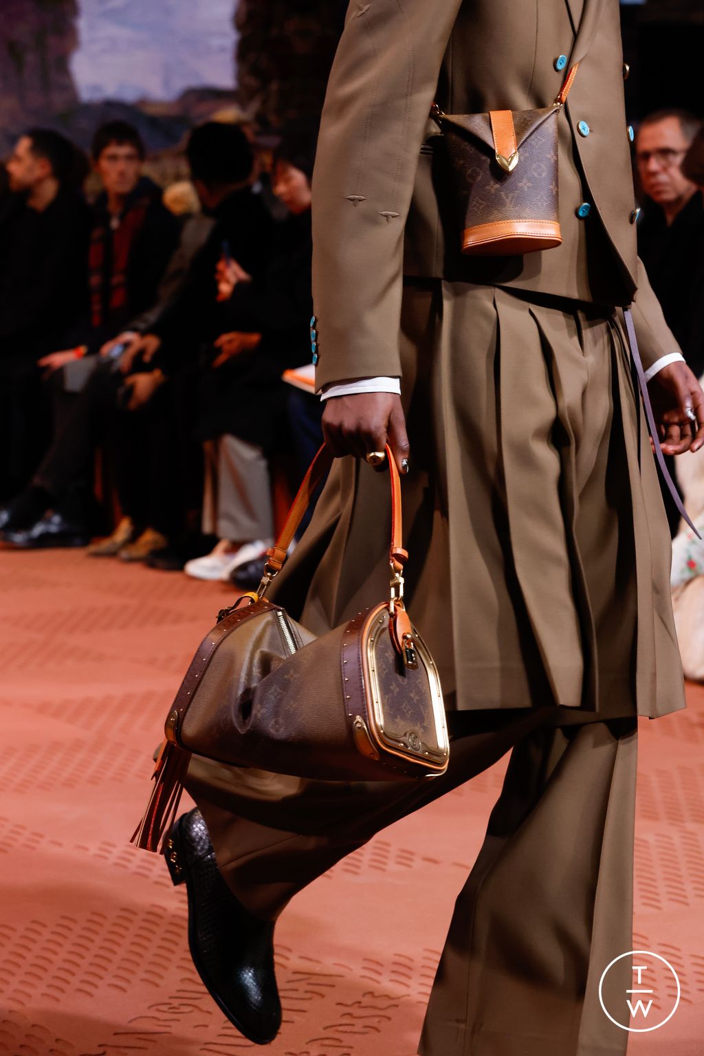 Fashion Week Paris Fall/Winter 2024 look 14 de la collection Louis Vuitton menswear accessories